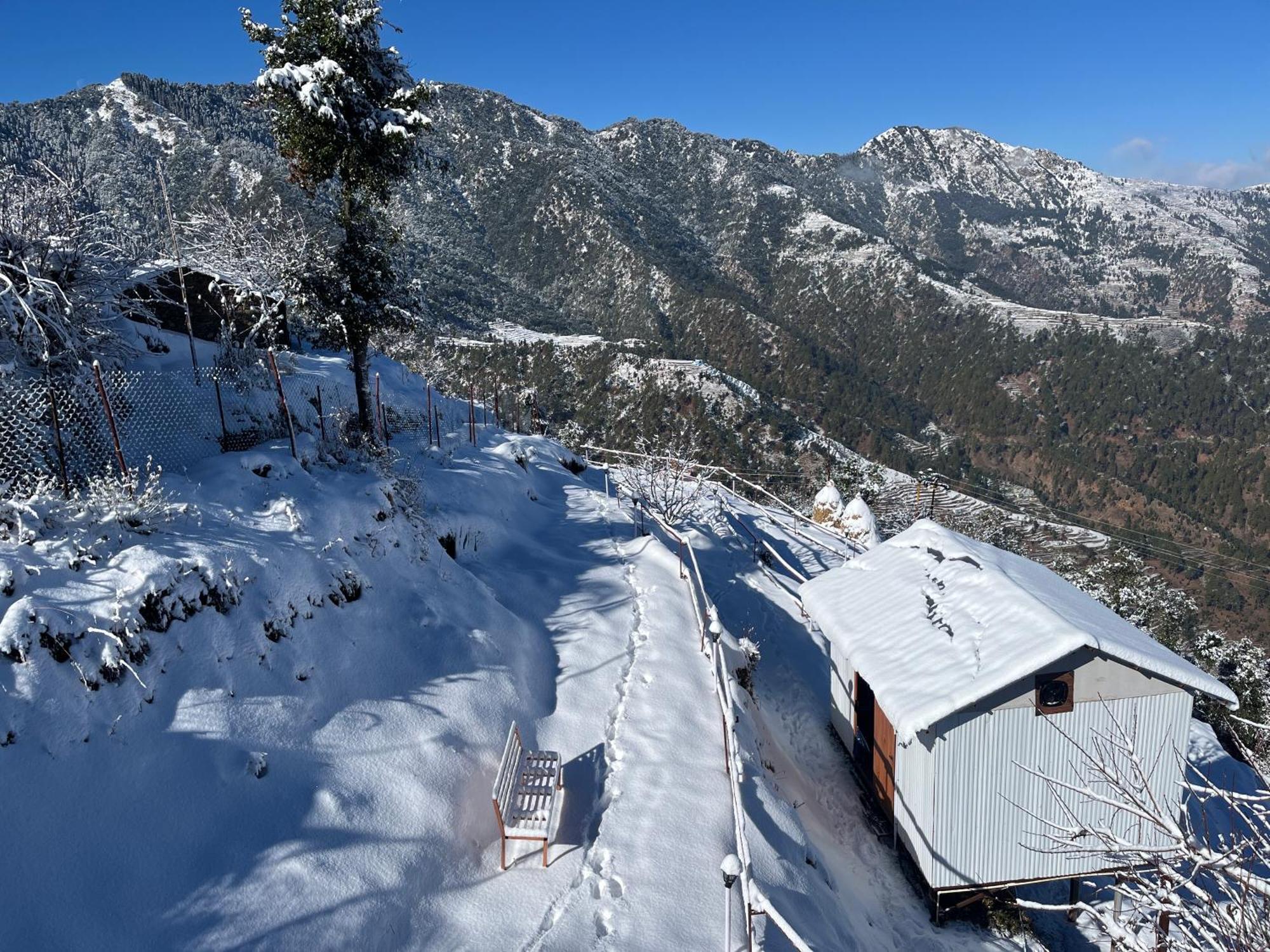 Nivriti Stays Kanatal Exterior photo